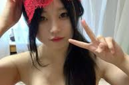 谢娜成都演唱会想看人数超35万艺人跨界为何引争议